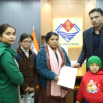 व्यथित असहायों के कष्ट रूपी जख्मों पर सहायता का मरहम लगाते डीएम  