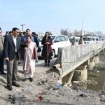 सड़क किनारे झोपड़ी बना निवास कर रहे लोग किए जाएंगे अनयंत्र शिफ्ट; डीएम ने दिए निर्देश