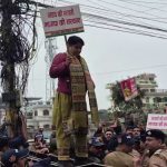 प्रदर्शन के दौरान कांग्रेसी नेत्रियों की पुलिस से हुई नोक-झोंक