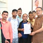 दैनिक श्रमिकों के प्रतिनिधिमंडल ने कृषि मंत्री गणेश जोशी को वेतन भुगतान के संबंध में ज्ञापन सौंपा
