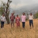ओलावृष्टि से फसलों को हुए नुकसान का आंकलन करने खेतों में पहुंचे अधिकारी