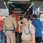रूद्रपुर के मुख्य बाजार में चोरी की बड़ी वारदात, एक साथ चार शोरूमों का ताला तोड़कर लाखों की चोरी