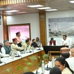 मुख्य सचिव ने टिहरी में जनप्रतिनिधियों के साथ विकास कार्यों एवं जनसमस्याओं को लेकर समीक्षा बैठक की