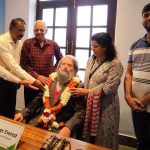 जार्ज एवरेस्ट का जन्म दिन मनाया, स्कूली बच्चों ने काटा केक