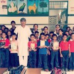 बाल लेखक डा. राकेश चक्र ने बच्चों को पुस्तकंे वितरित की