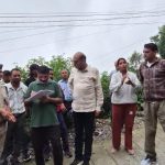 भारी पुलिस बल की मौजूदगी में रेलवे ने लोगों के घरों में नोटिस चस्पा किए